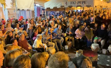 La Hermandad del Rocío de El Puerto de Santa María ha celebrado su tradicional zambomba
